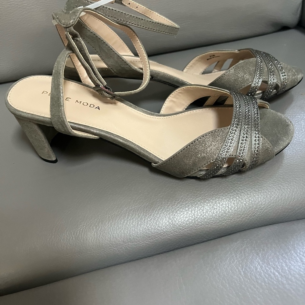 Pelle Moda new without box sandals size 8.5